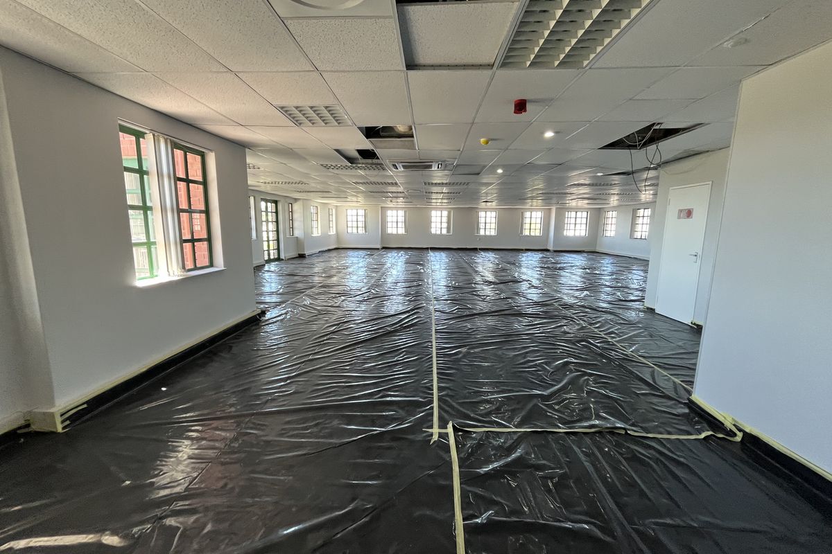 Expansive Corner Office with Wrap-Around Balcony Access Brookside Office Park, Claremont - Photo 3