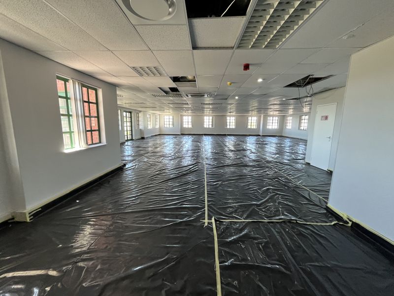 Expansive Corner Office with Wrap-Around Balcony Access Brookside Office Park, Claremont - Photo 3