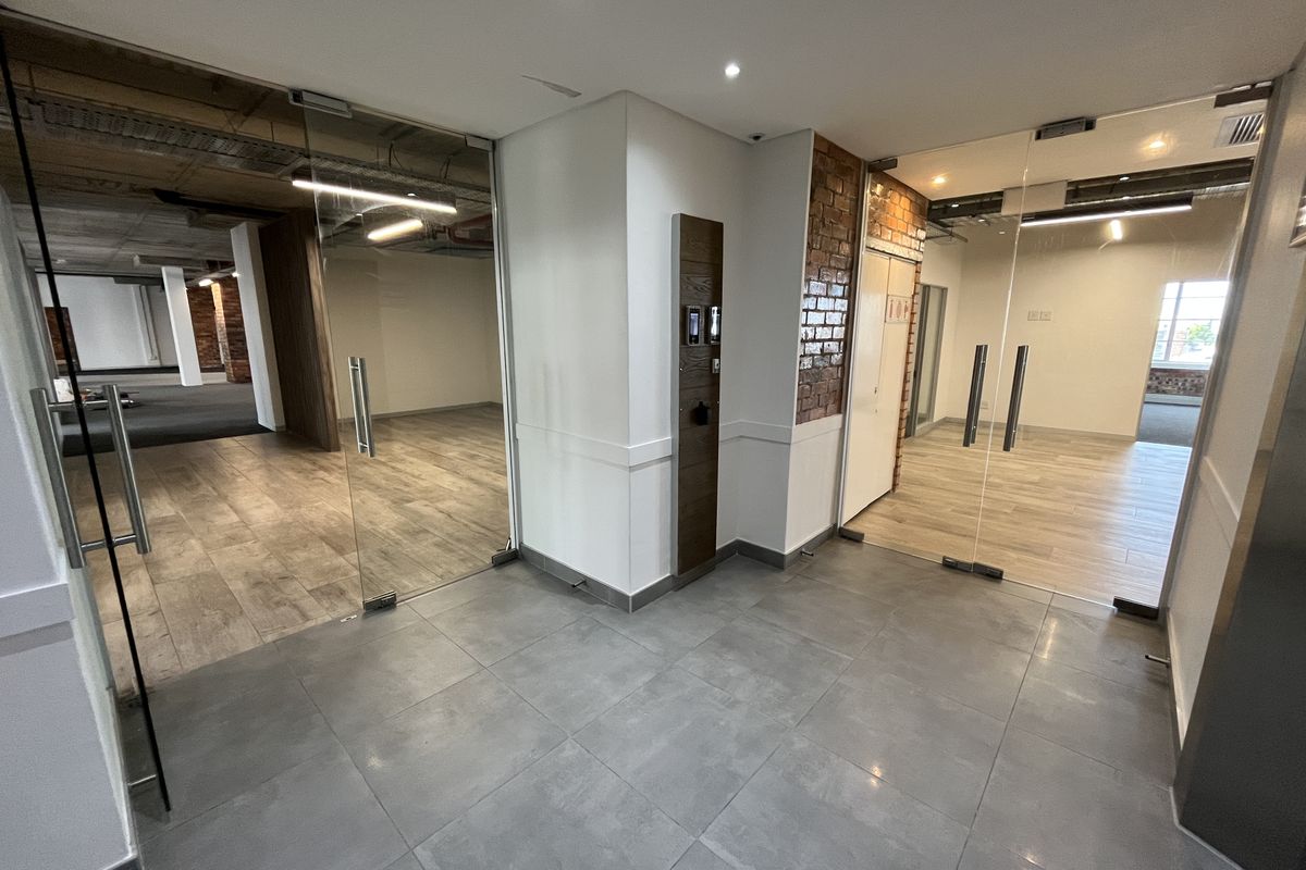 A-Grade Statement Office, Sovereign Quay, Green Point. - Photo 4