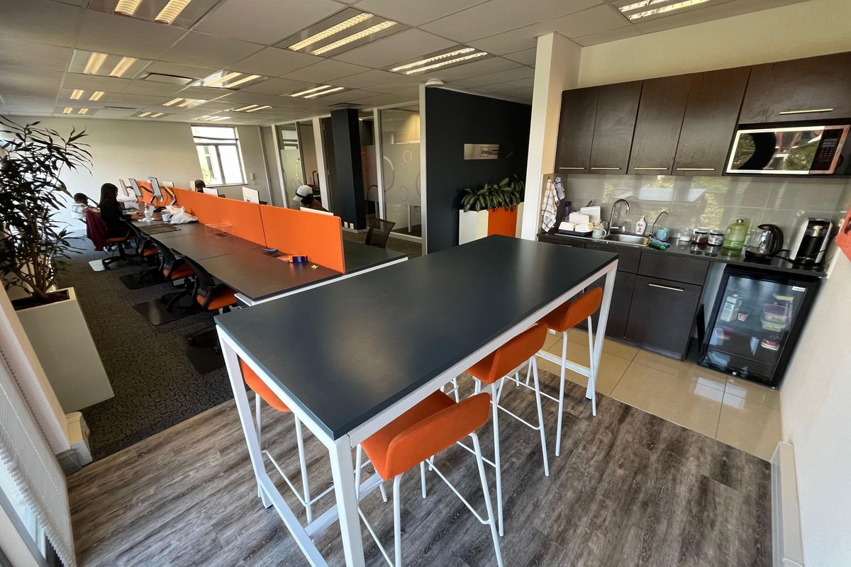 228 squares Premium First-Floor Office. Eaton House, Century City - Photo 2