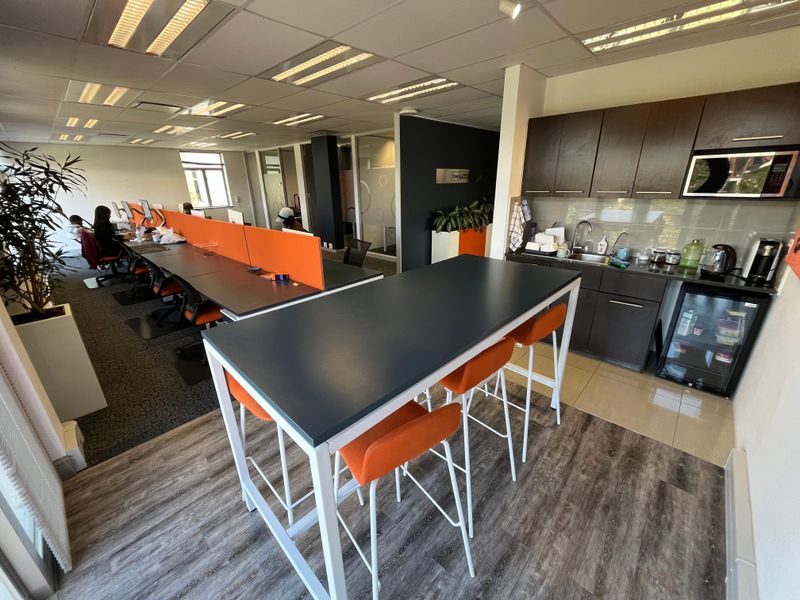 228 squares Premium First-Floor Office. Eaton House, Century City - Photo 2