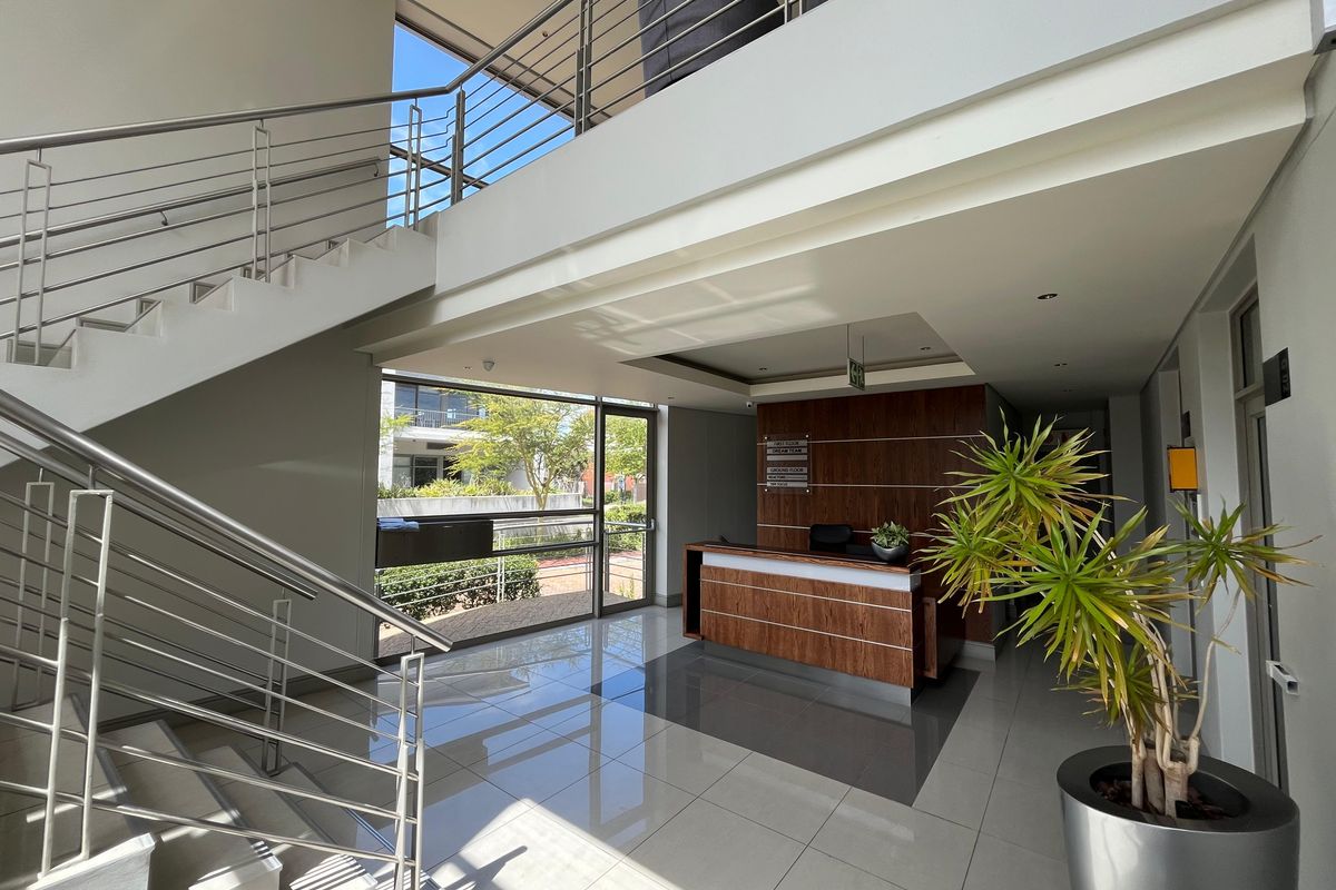 228 squares Premium First-Floor Office. Eaton House, Century City - Photo 3