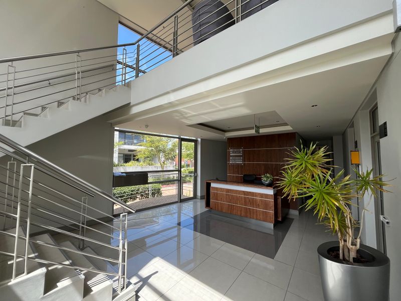 228 squares Premium First-Floor Office. Eaton House, Century City - Photo 3