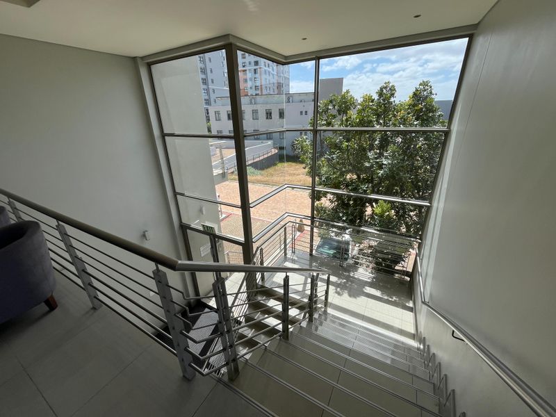 228 squares Premium First-Floor Office. Eaton House, Century City - Photo 4