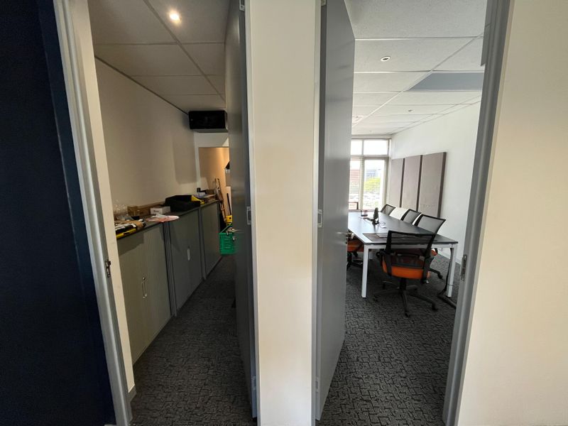 228 squares Premium First-Floor Office. Eaton House, Century City - Photo 7