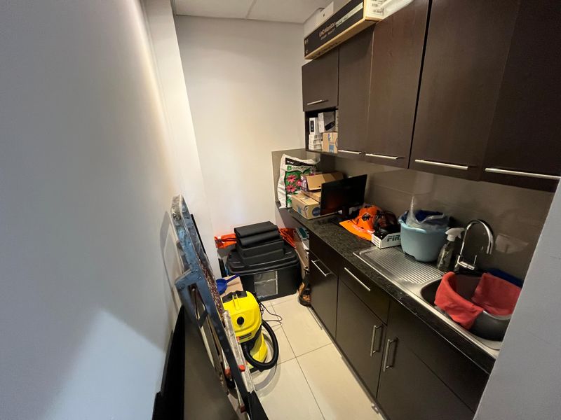 228 squares Premium First-Floor Office. Eaton House, Century City - Photo 9