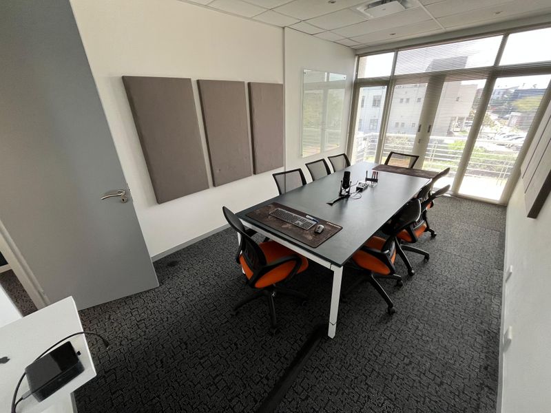 228 squares Premium First-Floor Office. Eaton House, Century City - Photo 10