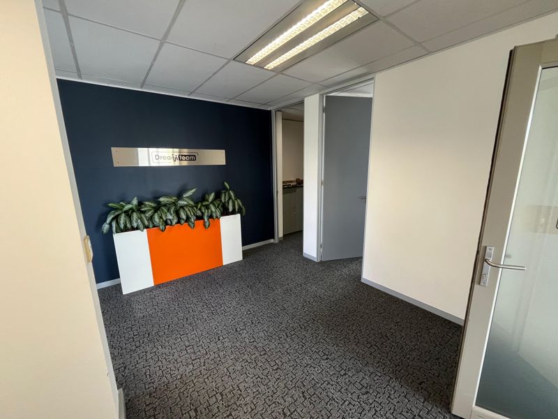 228 squares Premium First-Floor Office. Eaton House, Century City - Photo 6