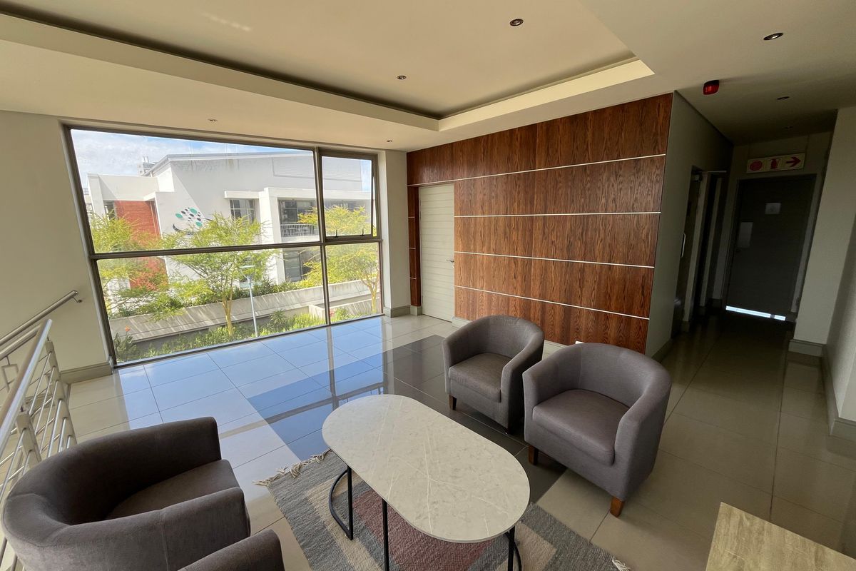 228 squares Premium First-Floor Office. Eaton House, Century City - Photo 5