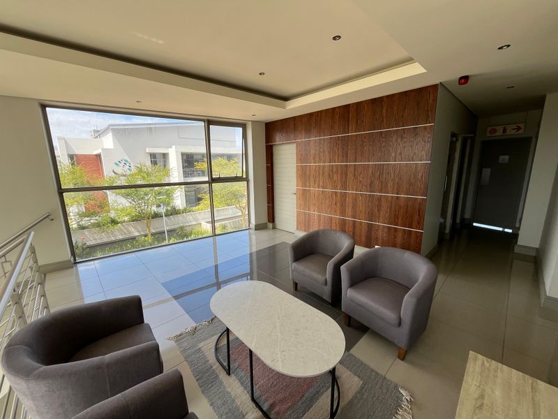 228 squares Premium First-Floor Office. Eaton House, Century City - Photo 5