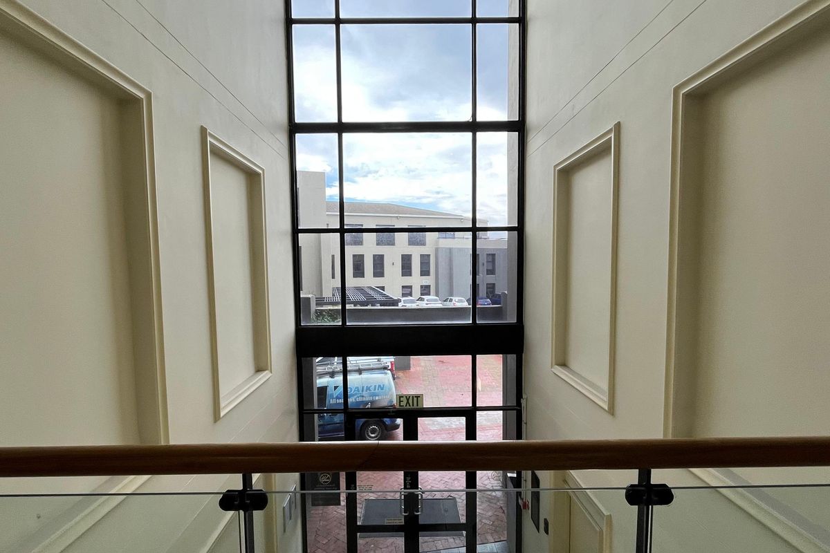 Modern Open-Plan Office with Mountain Views. River Park, Mowbray. - Photo 5