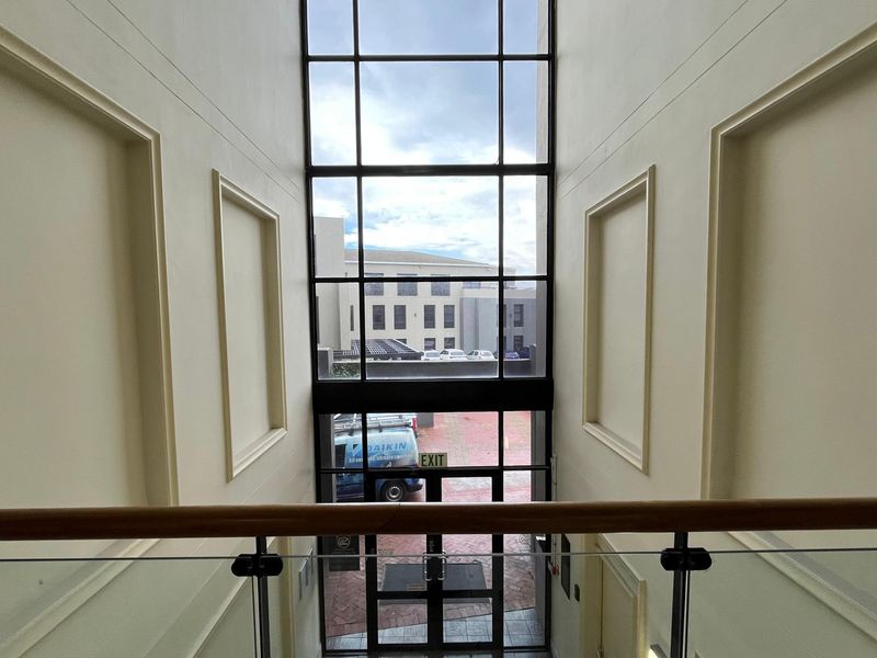 Modern Open-Plan Office with Mountain Views. River Park, Mowbray. - Photo 5