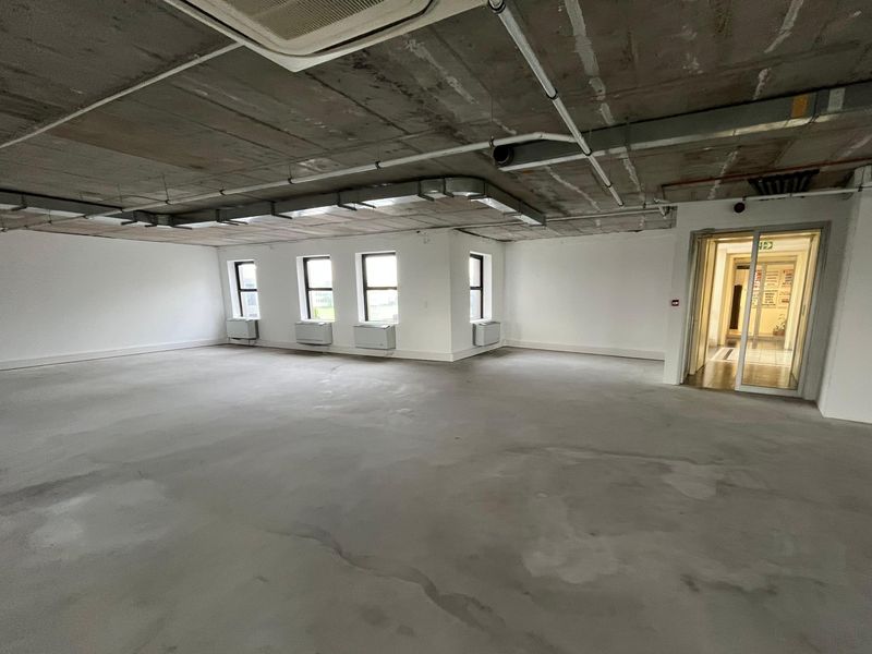 Modern Open-Plan Office with Mountain Views. River Park, Mowbray. - Photo 8