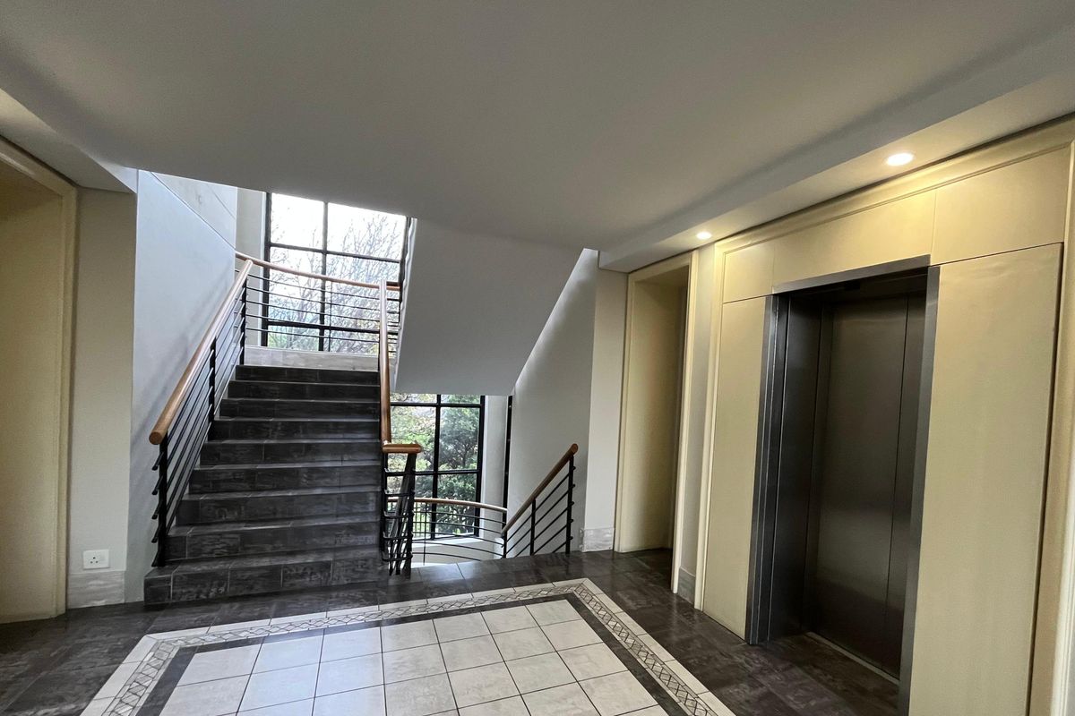 Modern Open-Plan Office with Mountain Views. River Park, Mowbray. - Photo 4