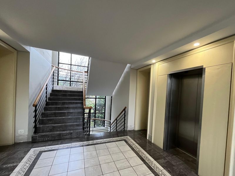 Modern Open-Plan Office with Mountain Views. River Park, Mowbray. - Photo 4