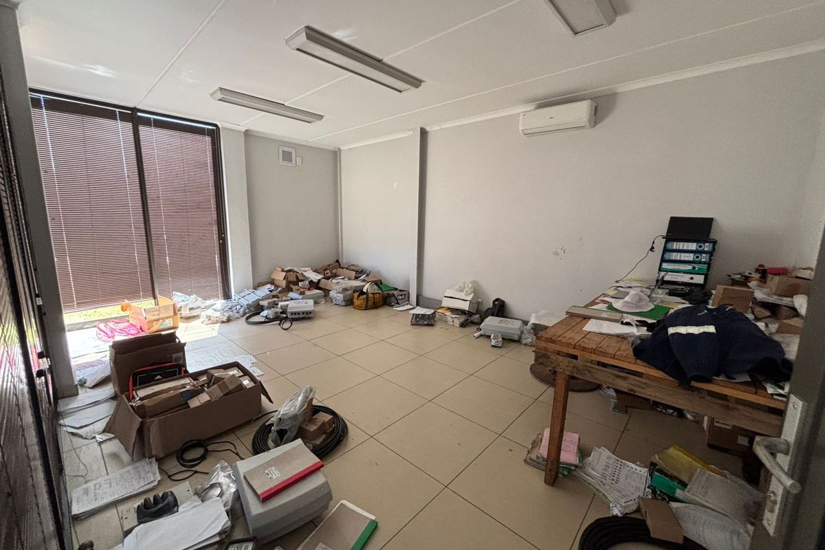 Warehouse To Let in Stikland – Secure Park Location - Photo 4