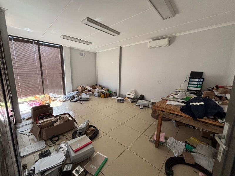 Warehouse To Let in Stikland – Secure Park Location - Photo 4