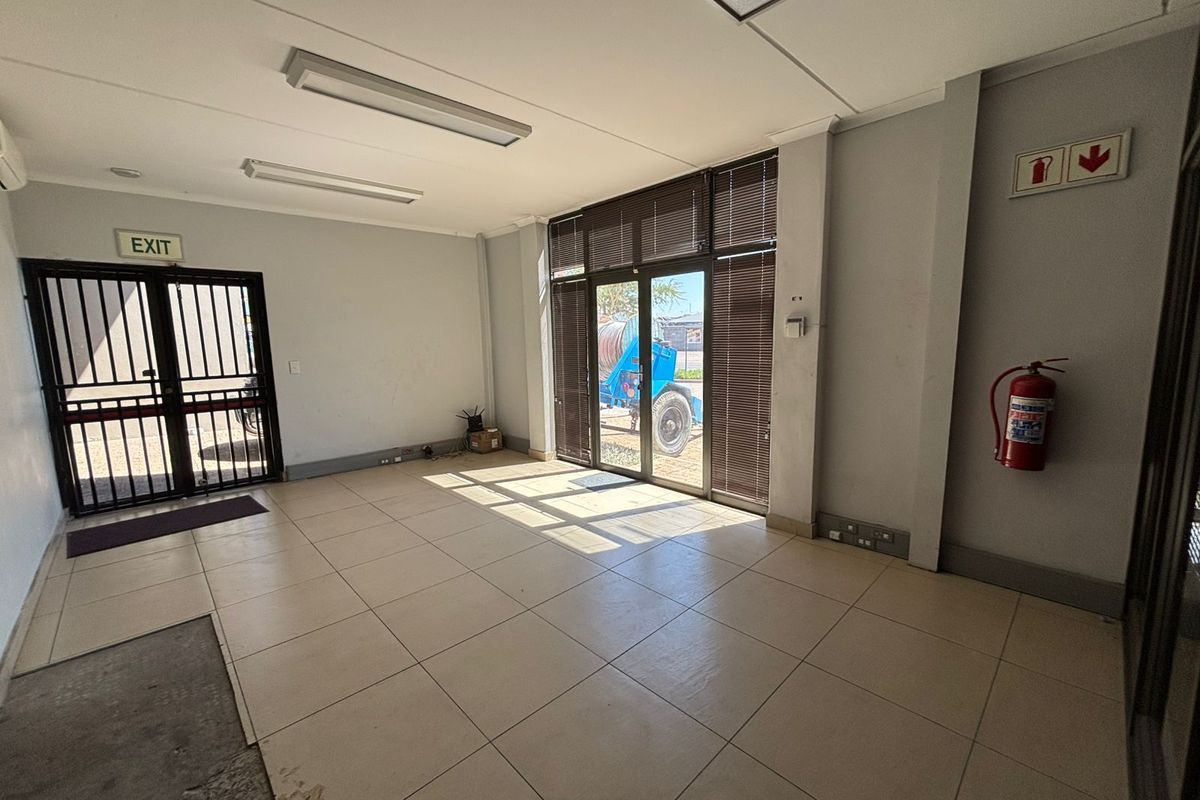 Warehouse To Let in Stikland – Secure Park Location - Photo 3