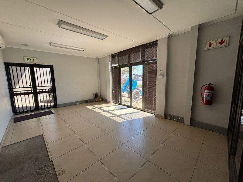 Warehouse To Let in Stikland – Secure Park Location - Photo 3