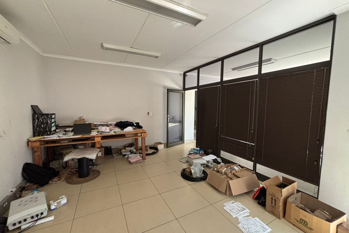 Warehouse To Let in Stikland – Secure Park Location - Photo 5