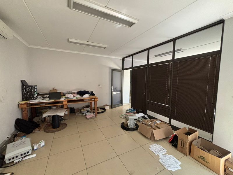 Warehouse To Let in Stikland – Secure Park Location - Photo 5