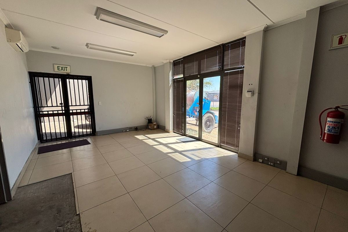 Warehouse To Let in Stikland – Secure Park Location - Photo 2