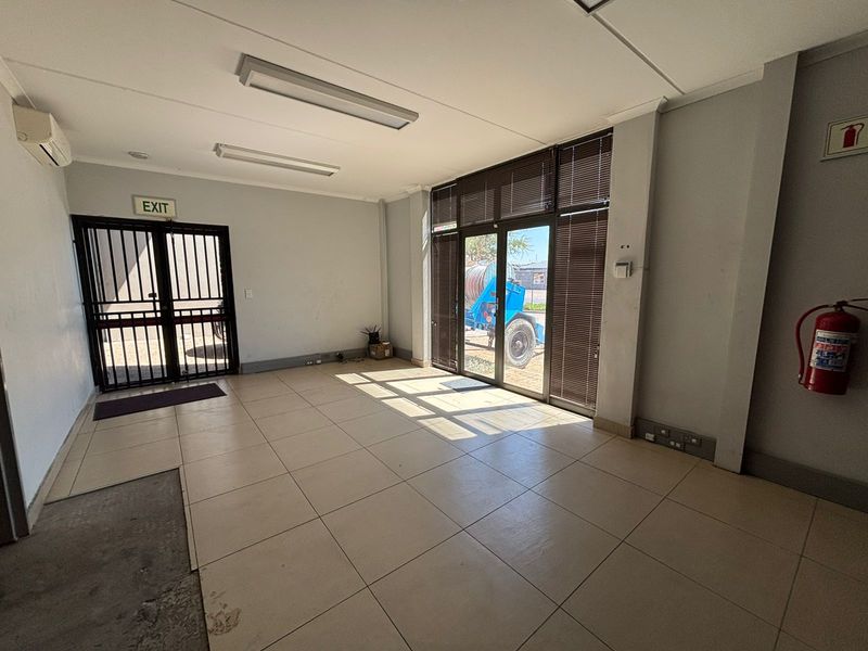 Warehouse To Let in Stikland – Secure Park Location - Photo 2