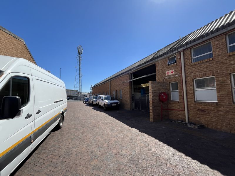 Warehouse & Showroom in Prime Montague Gardens Industrial Hub - Photo 4