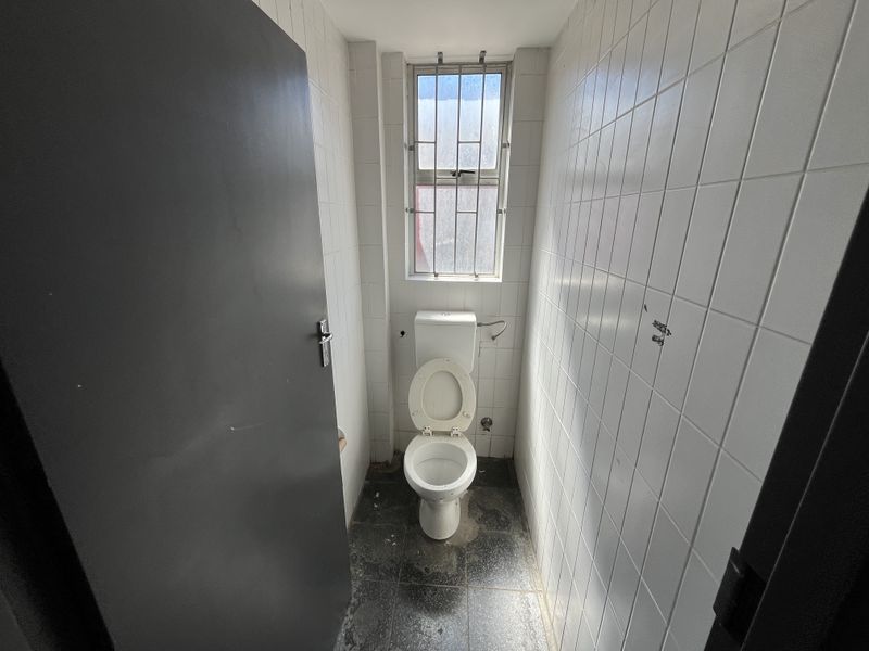 Warehouse & Showroom in Prime Montague Gardens Industrial Hub - Photo 8