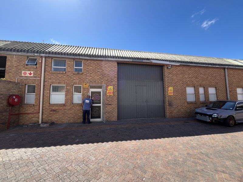 Warehouse & Showroom in Prime Montague Gardens Industrial Hub - Photo 2