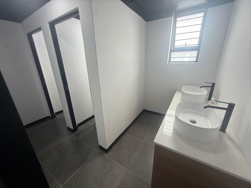 Beautiful office space in a brand new building - Photo 9