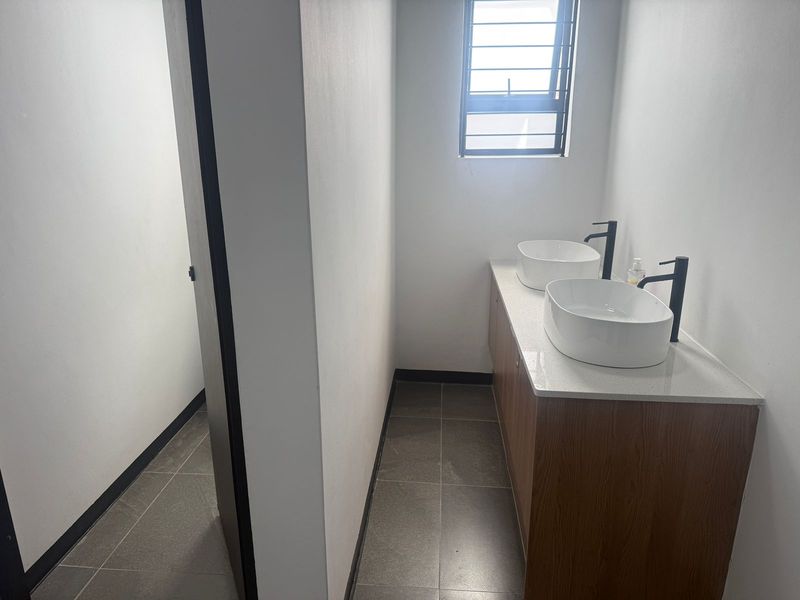 Beautiful office space in a brand new building - Photo 7