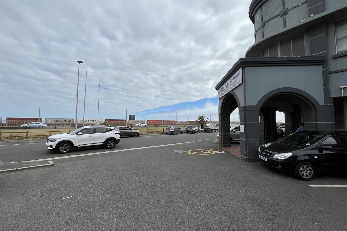 Well-Priced Corner Office with Ocean Views on Marine Drive. Paarden Eiland - Photo 3