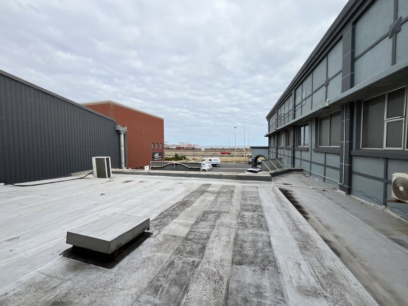 Well-Priced Corner Office with Ocean Views on Marine Drive. Paarden Eiland - Photo 4