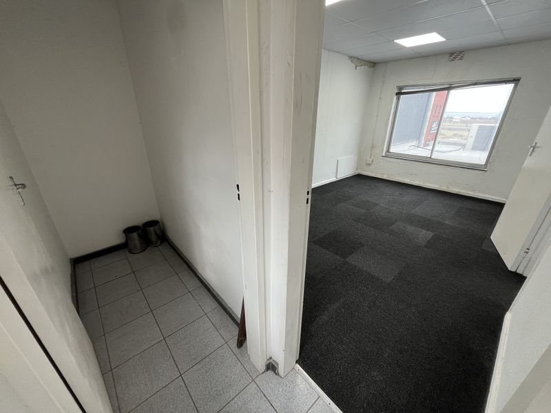 Well-Priced Corner Office with Ocean Views on Marine Drive. Paarden Eiland - Photo 10