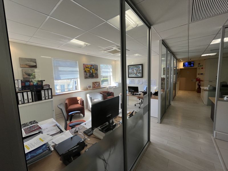 Turnkey First-Floor Office at Boundary Terraces, Prestigious Newlands - Photo 5