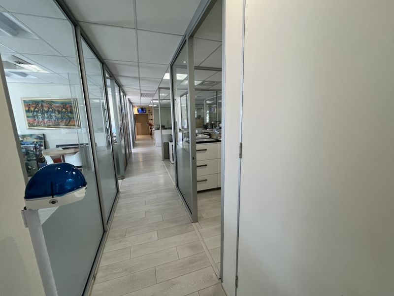 Turnkey First-Floor Office at Boundary Terraces, Prestigious Newlands - Photo 4