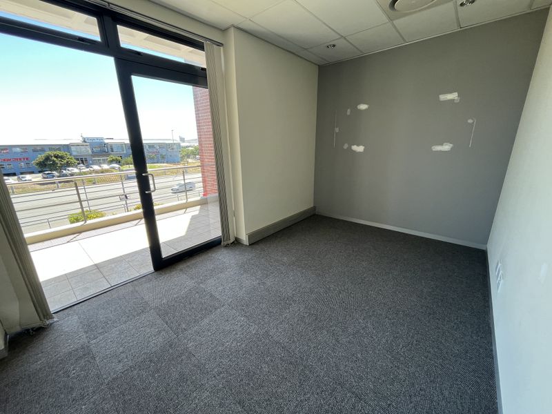 209 squares First-Floor Office in Sable Square, Central Milnerton. - Photo 5