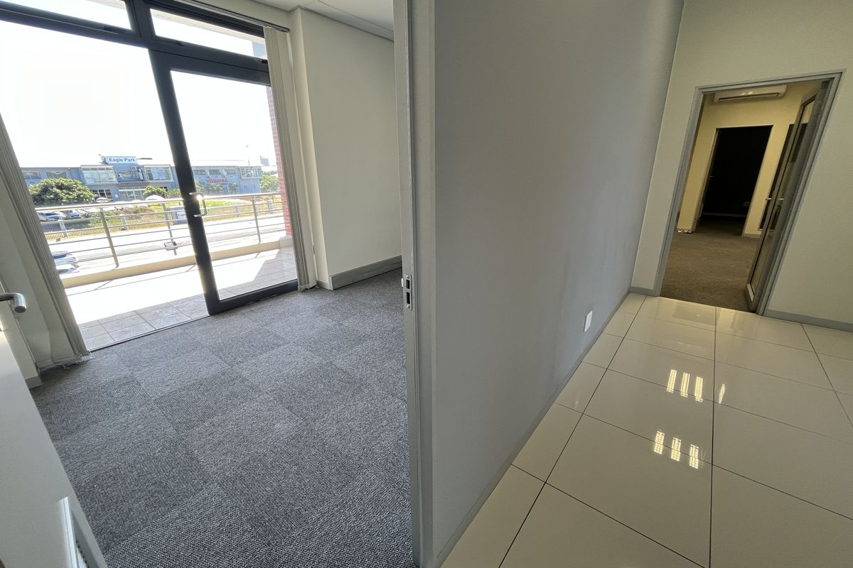 209 squares First-Floor Office in Sable Square, Central Milnerton. - Photo 4