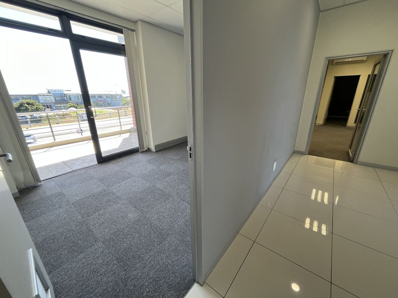 209 squares First-Floor Office in Sable Square, Central Milnerton. - Photo 4
