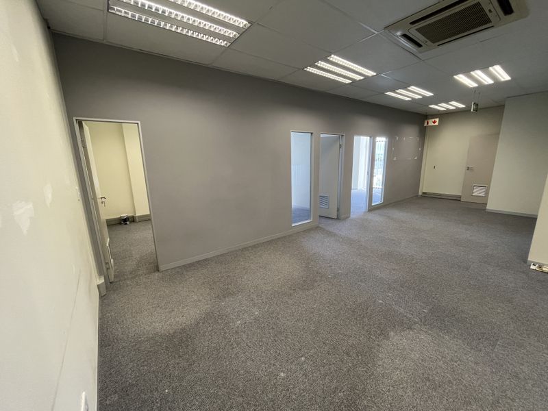 209 squares First-Floor Office in Sable Square, Central Milnerton. - Photo 10