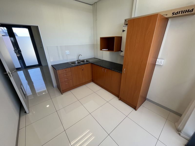 209 squares First-Floor Office in Sable Square, Central Milnerton. - Photo 9