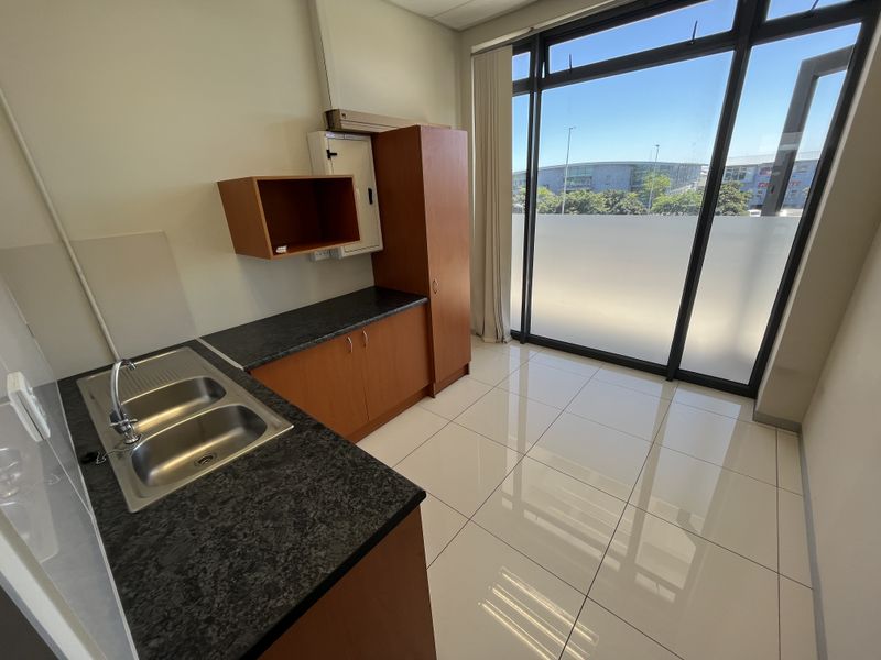 209 squares First-Floor Office in Sable Square, Central Milnerton. - Photo 8