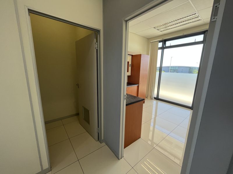 209 squares First-Floor Office in Sable Square, Central Milnerton. - Photo 7