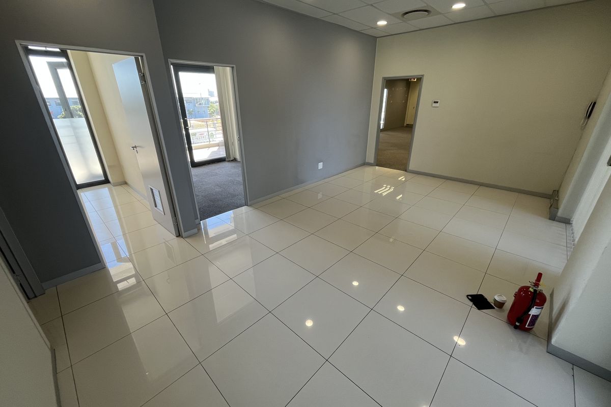 209 squares First-Floor Office in Sable Square, Central Milnerton. - Photo 3