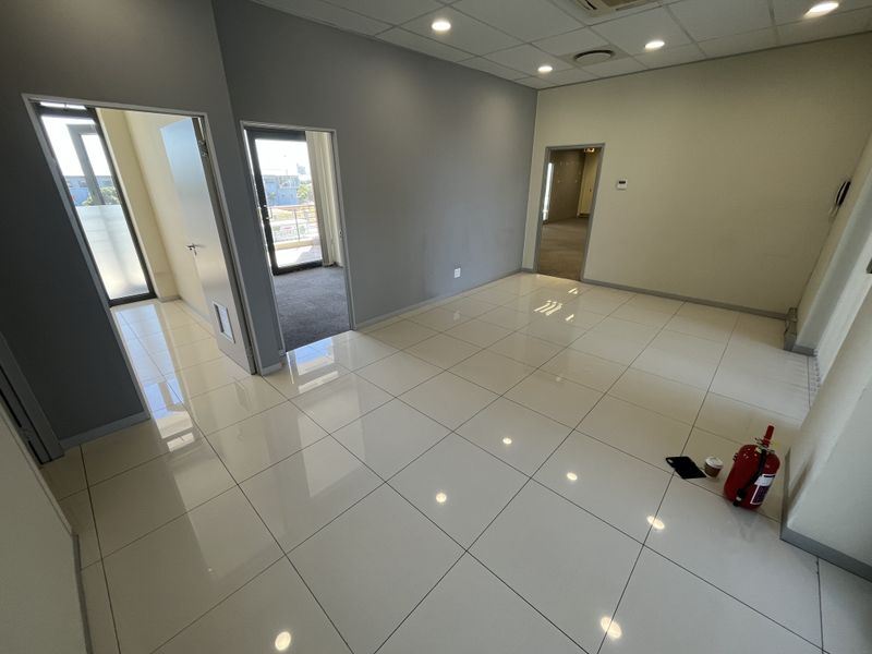 209 squares First-Floor Office in Sable Square, Central Milnerton. - Photo 3