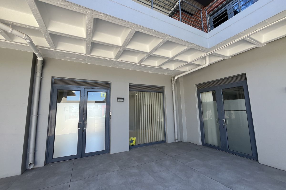 209 squares First-Floor Office in Sable Square, Central Milnerton. - Photo 2