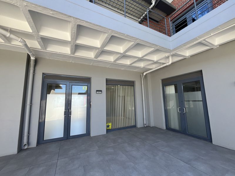 209 squares First-Floor Office in Sable Square, Central Milnerton. - Photo 2