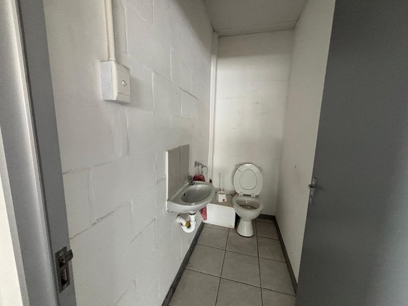 325m2 Secure Industrial Unit To Let | Prime Airport Industria Location - Photo 9