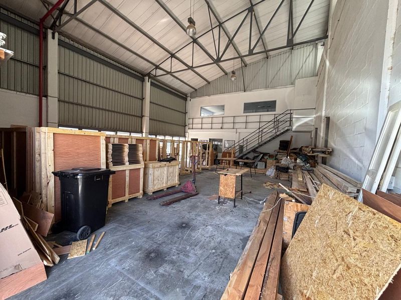325m2 Secure Industrial Unit To Let | Prime Airport Industria Location - Photo 3